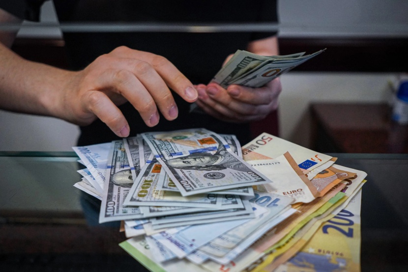اليورو عند أدنى مستوى منذ 2002 بفعل تباطؤ النشاط التجاري في المنطقة