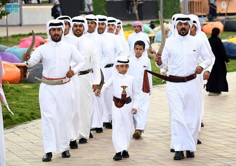 عسير .. عروض فولكلورية تراثية احتفاء بيوم الوطن