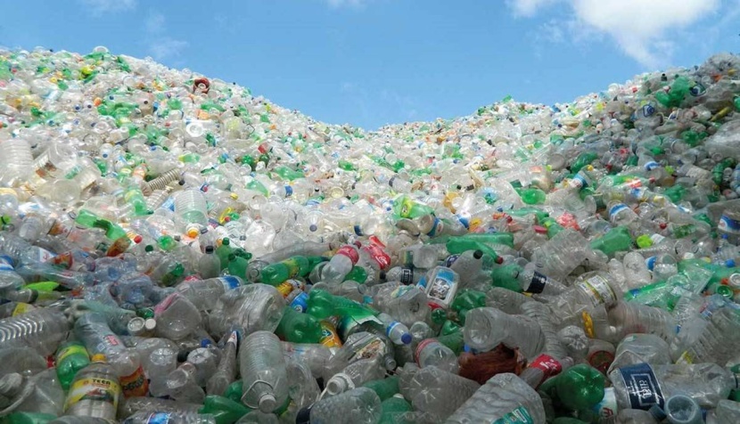 سيدة أعمال تزيل النفايات البلاستيكية من جبال جاكرتا