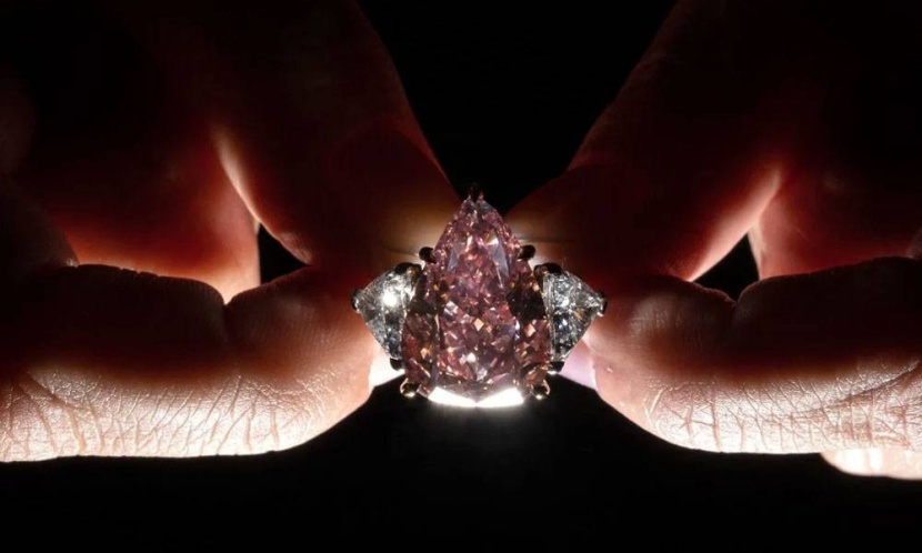 حجر نادر يباع بـ 35 مليون دولار في مزاد علني