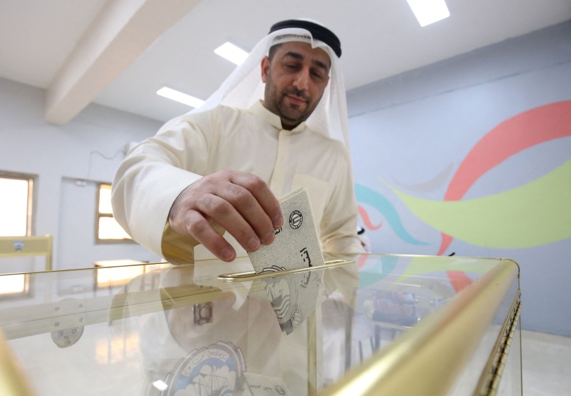 الكويتيون يتوجهون إلى صناديق الاقتراع لاختيار 50 نائبا في مجلس الأمة