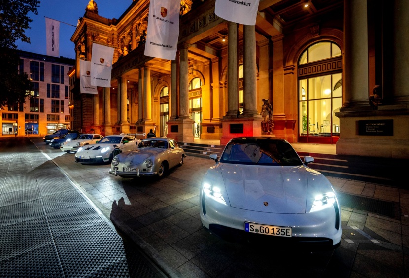 في أول أيام تداوله ببورصة فرانكفورت.. سهم "بورشه" يرتفع 1.9 %