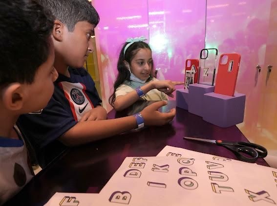 مهرجان العودة إلى الرياض يتيح للأطفال تنسيق أزيائهم المفضلة على اللوحات والمجسمات