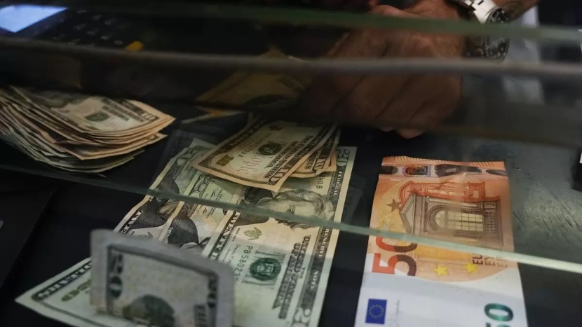 جموح الدولار يثير الخشية من انهيار عملات أخرى 