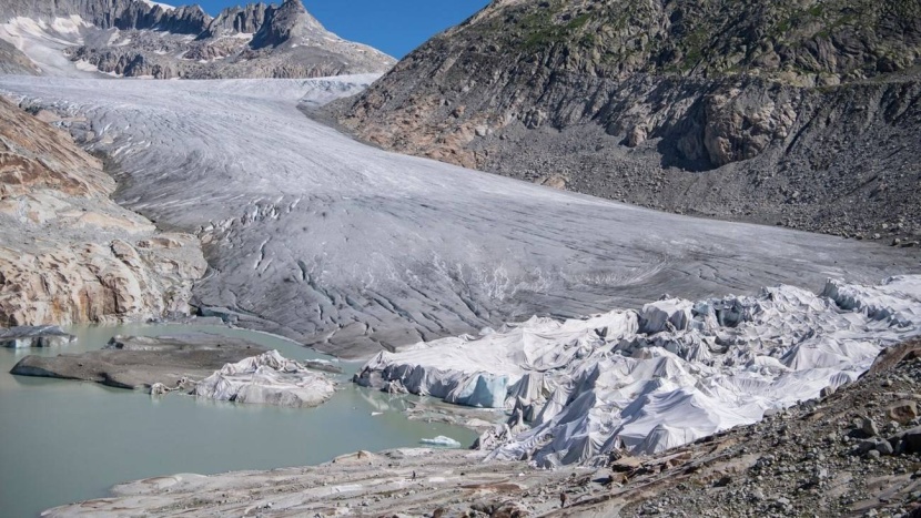 درجات الحرارة تذيب أنهار سويسرا الجليدية