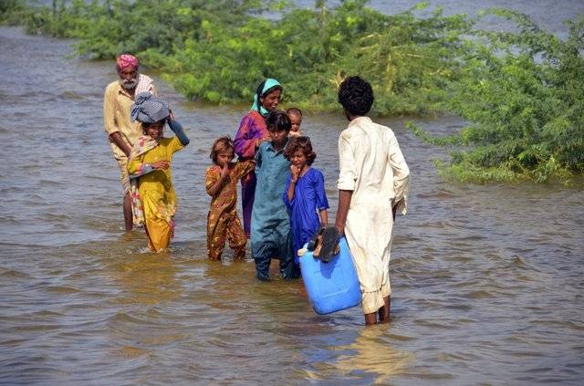  فيضانات باكستان تنقل الأمراض