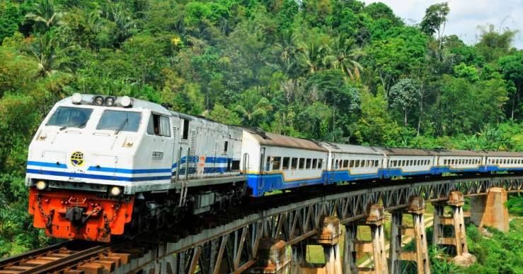 جاكرتا .. قطار "زومبي" يحض السكان على استخدام النقل العام