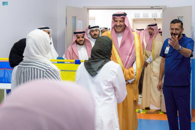 الأمير فيصل بن سلمان يتفقد مركز "تمكن" ويبحث الصعوبات وتحسين المعيشة