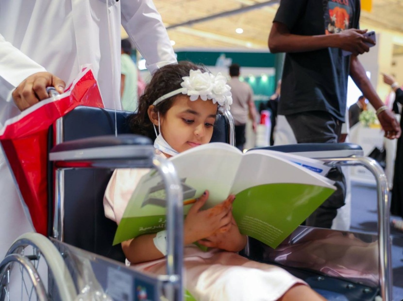 زوار المعرض يحتفون بالقراءة في لهفة وشغف