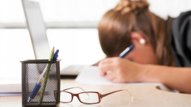 كيف يتوقف المرء عن التفكير في كل كبيرة وصغيرة طوال الوقت أثناء العمل ؟