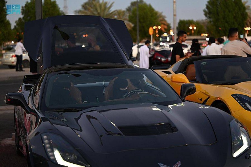 «ساحة المحركات» تجمع السيارات النادرة في تبوك