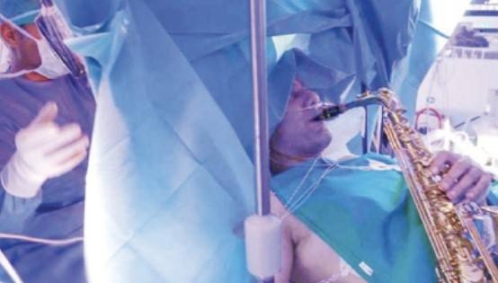 يعزف الساكسفون أثناء خضوعه لعملية خطيرة