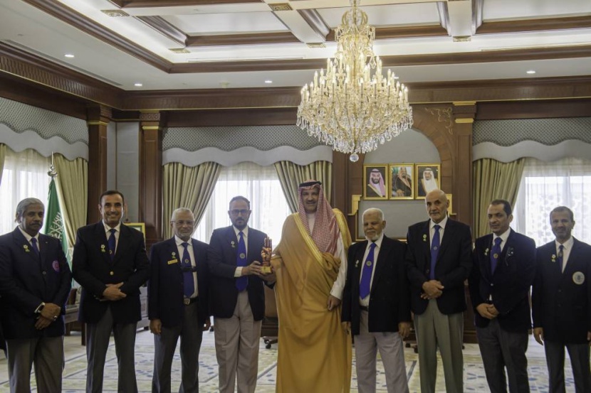 أمير المدينة المنورة يطلع على تقرير أعمال مكتب رواد الكشافة