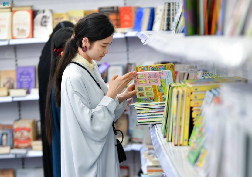 معرض الرياض للكتاب .. عالم يتسع لخيال زواره