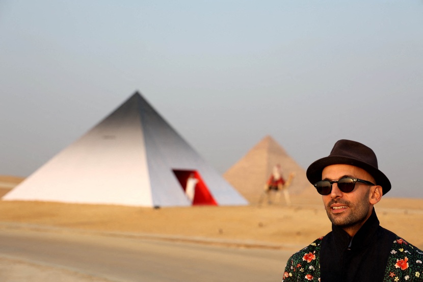  معرض فني عالمي عند أهرامات مصر