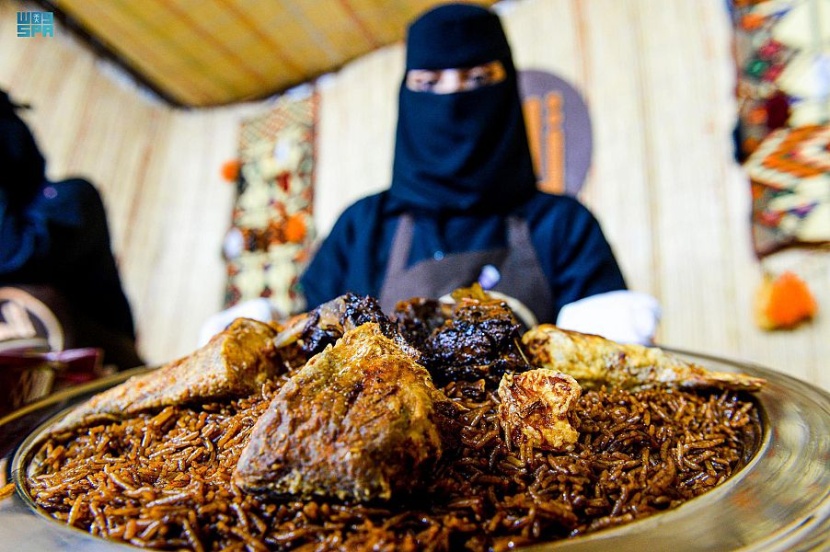 «الصيادية» وجبة ساحلية يعدها أهالي تبوك على طريقتهم