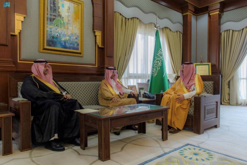 أمير المدينة المنورة يستعرض خدمات وزارة الموارد البشرية