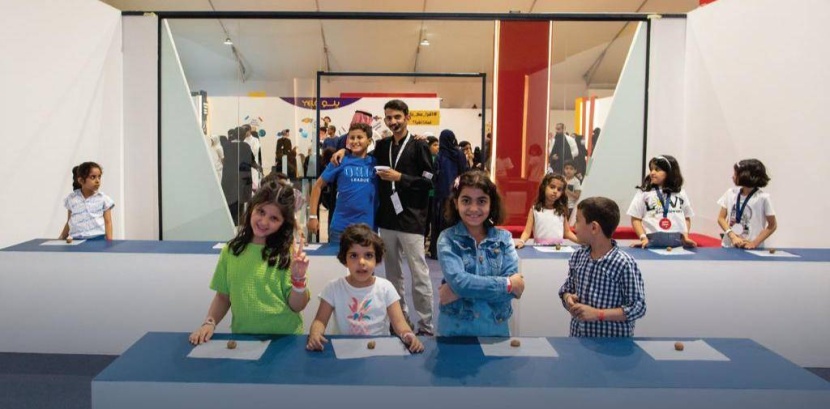 طلاب المدارس يقرأون .. رحلة ثقافية إبداعية تجذبهم نحو أركان المعرض