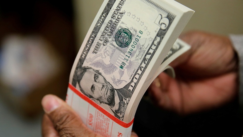 الدولار يرتفع بفعل توقعات بتمسك الاحتياطي الفيدرالي بسياسة التشديد النقدي