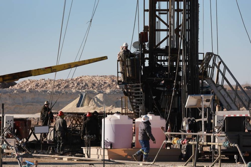 تقلبات في سوق النفط .. الضبابية تحيط بالطلب بعد الإجراءات الصينية