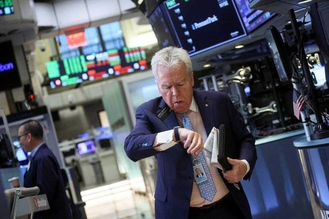 وول ستريت تتراجع .. لكنها تتلقى تطمينات بإبطاء وتيرة رفع الفائدة