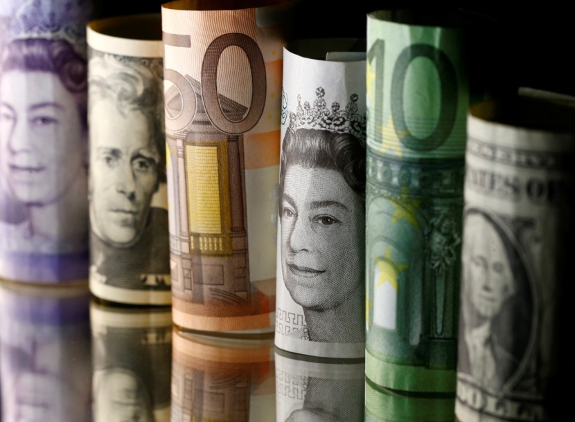 سلسلة بيانات اقتصادية تدعم اليورو والاسترليني .. والدولار يهبط 0.7 %