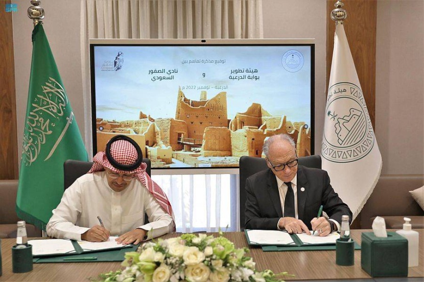 تعاون ثقافي تراثي بين «بوابة الدرعية» ونادي الصقور