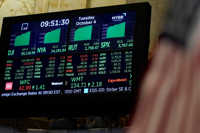 «وول ستريت» تنخفض في مستهل تعاملاتها بعد بيانات اقتصادية متضاربة