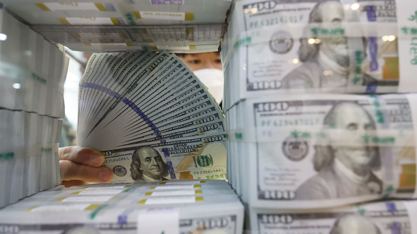 الدولار يتجه لتحقيق مكاسب أسبوعية بعد تصريحات من «الاحتياطي الفيدرالي» 