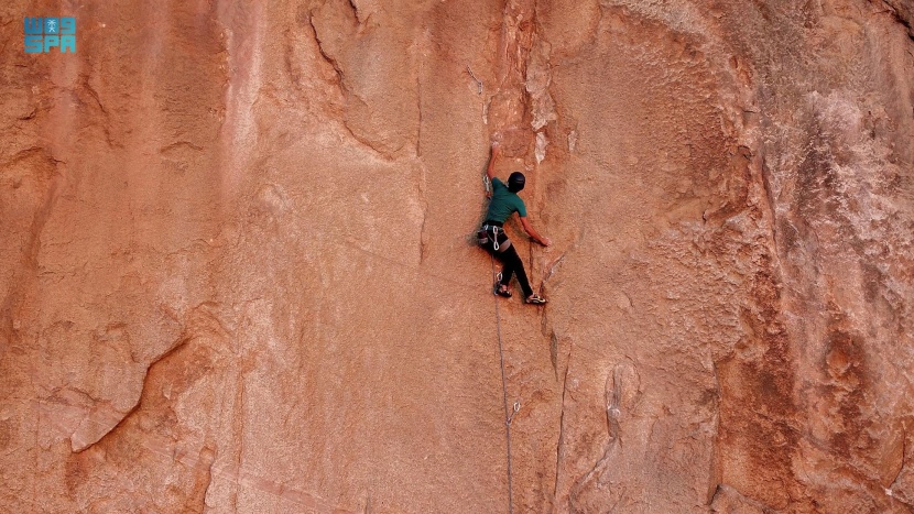 جبال الطائف متنفس للحياة الترفيهية ومتسع لعشاق رياضة التسلق والهايكنج