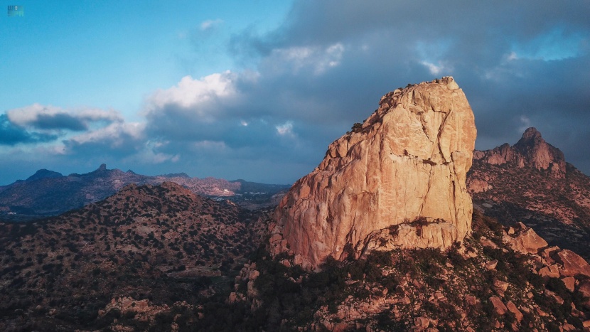 جبال الطائف متنفس للحياة الترفيهية ومتسع لعشاق رياضة التسلق والهايكنج