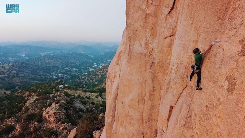 جبال الطائف متنفس للحياة الترفيهية ومتسع لعشاق رياضة التسلق والهايكنج