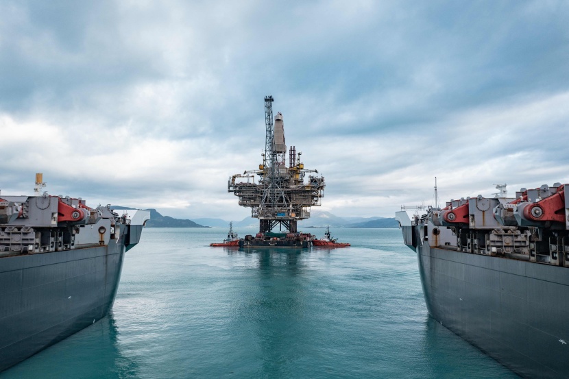 النفط يهبط 2% مع تراجع مخاوف الإمدادات