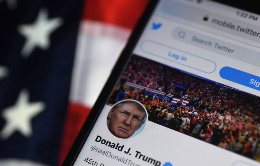 «تويتر» .. تصويت بشأن إعادة تفعيل حساب ترمب