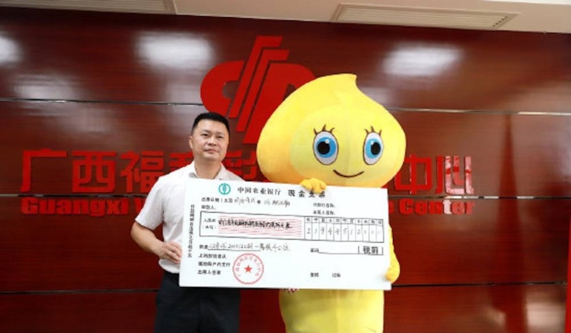 فاز بـ 30 مليون دولار وأخفى الأمر عن زوجته