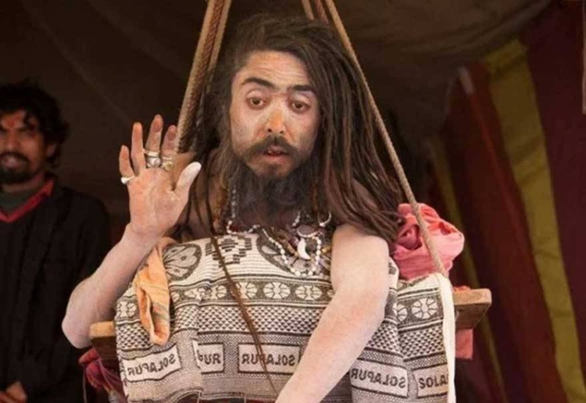 هندي يقضي 12 عاما واقفا على قدميه