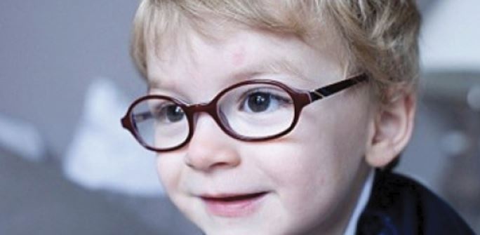 تلميذة تخترع رموزا تعبيرية للأطفال ذوي النظارات