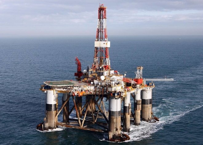 أسعار النفط ترتفع وسط تراجع الدولار ومخاوف الإمدادات 