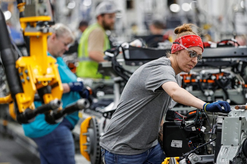 نمو الوظائف الأمريكية تفوق التوقعات في أكتوبر والبطالة تقفز إلى 3.7 %
