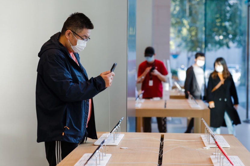 قيود كوفيد الصينية تتسبب في خفض إنتاج "أيفون" بنحو 3 ملايين جهاز