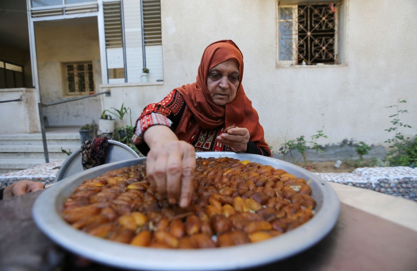 مزارعو التمور في غزة يعانون بعد أن نال الطقس السيئ من الحصاد