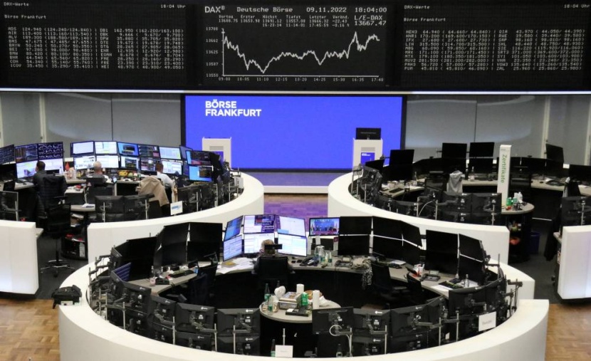 أسهم أوروبا تتراجع عن أعلى مستوى في شهرين