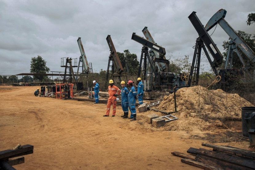 النفط يرتفع 2.9 % وسط شح العرض وضعف الدولار