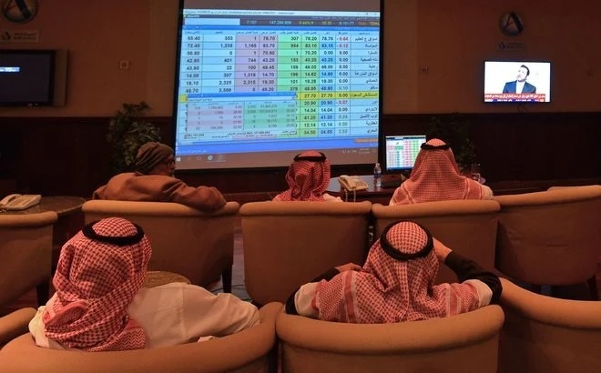 الأسهم السعودية تهبط 74 نقطة وسط تداولات 4.9 مليار ريال