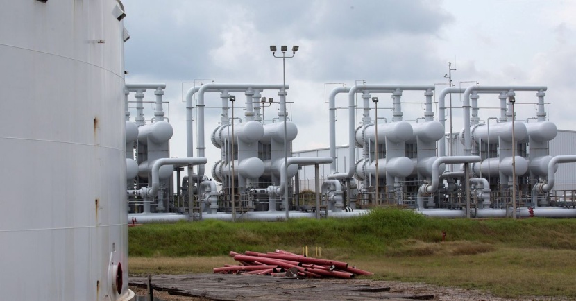 تراجع أسعار النفط إثر زيادة مفاجئة في المخزونات الأمريكية 