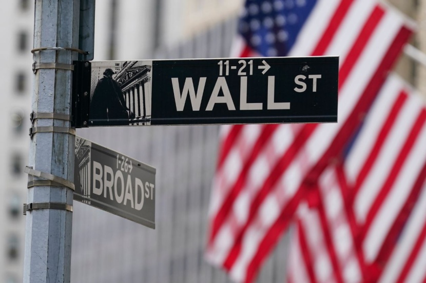 الأسهم الأمريكية تبدأ تعاملاتها مستقرة مع ارتفاع سهم "تسلا"