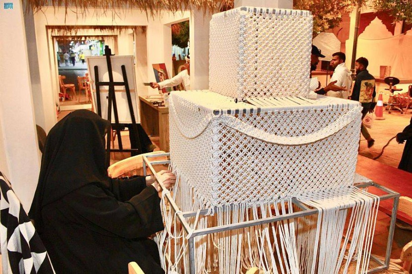 «واحة الأحساء» يبرز الفنون التشكيلية والجمالية لصناعة النسيج
