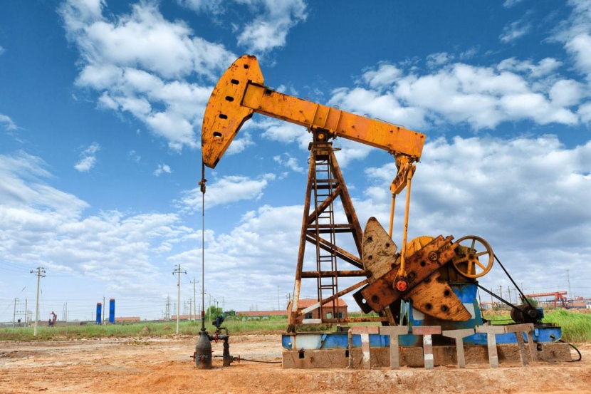 أسواق النفط تتجاوز مخاوف الركود والتشديد النقدي .. الخفض الروسي يقفز بالأسعار