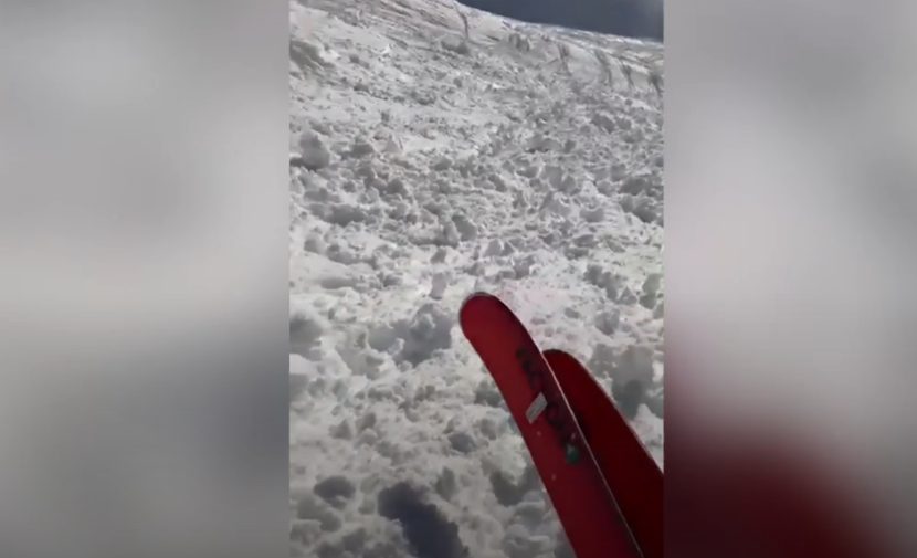 قصة نجاة لا تصدق ..لانهيار ثلجي ضخم فوق متزلجين