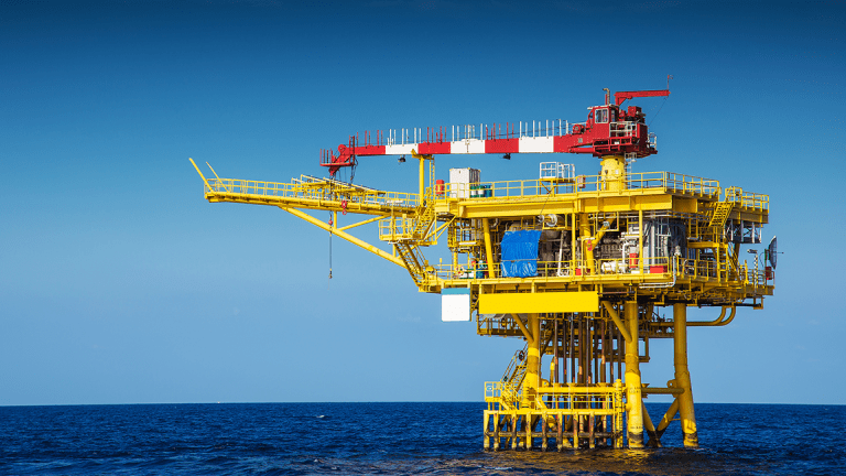 النفط يصعد في معاملات ضعيفة بسبب مخاوف من تأثير العواصف في أمريكا 